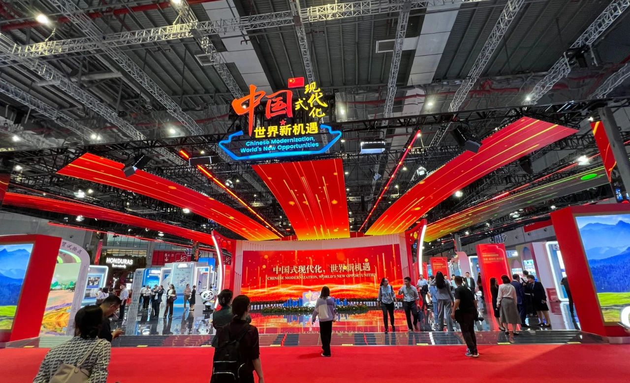 中性風(fēng)潮來(lái)襲，女明星示范男士休閑帽搭配 