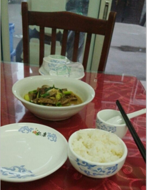 一個(gè)人，一碗飯菜，一頂情侶棒球帽子