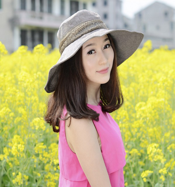 抓住秋天的尾巴，女人趕緊戴大沿遮陽(yáng)帽來(lái)臭美