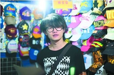 夜市帽子擺攤哥，竟是好聲音學(xué)員丁克森，其身份遭疑 