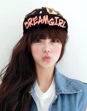 平沿運(yùn)動帽子時尚搭，時髦這個秋冬