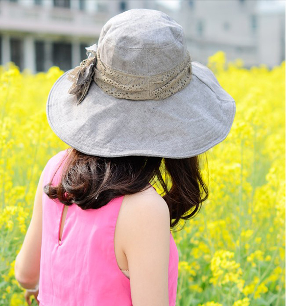 抓住秋天的尾巴，女人趕緊戴大沿遮陽(yáng)帽來(lái)臭美