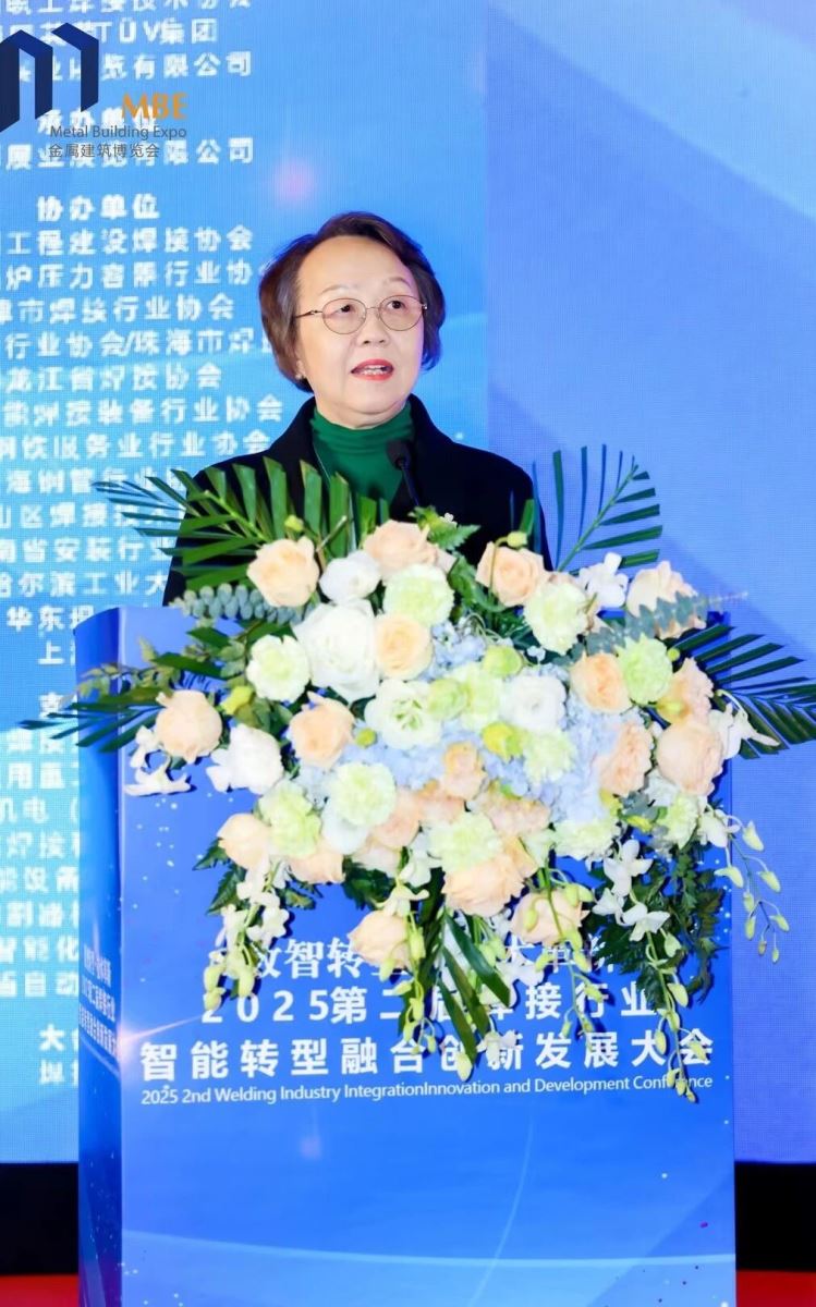 歐美風帽子怎么搭配潮發(fā)型
