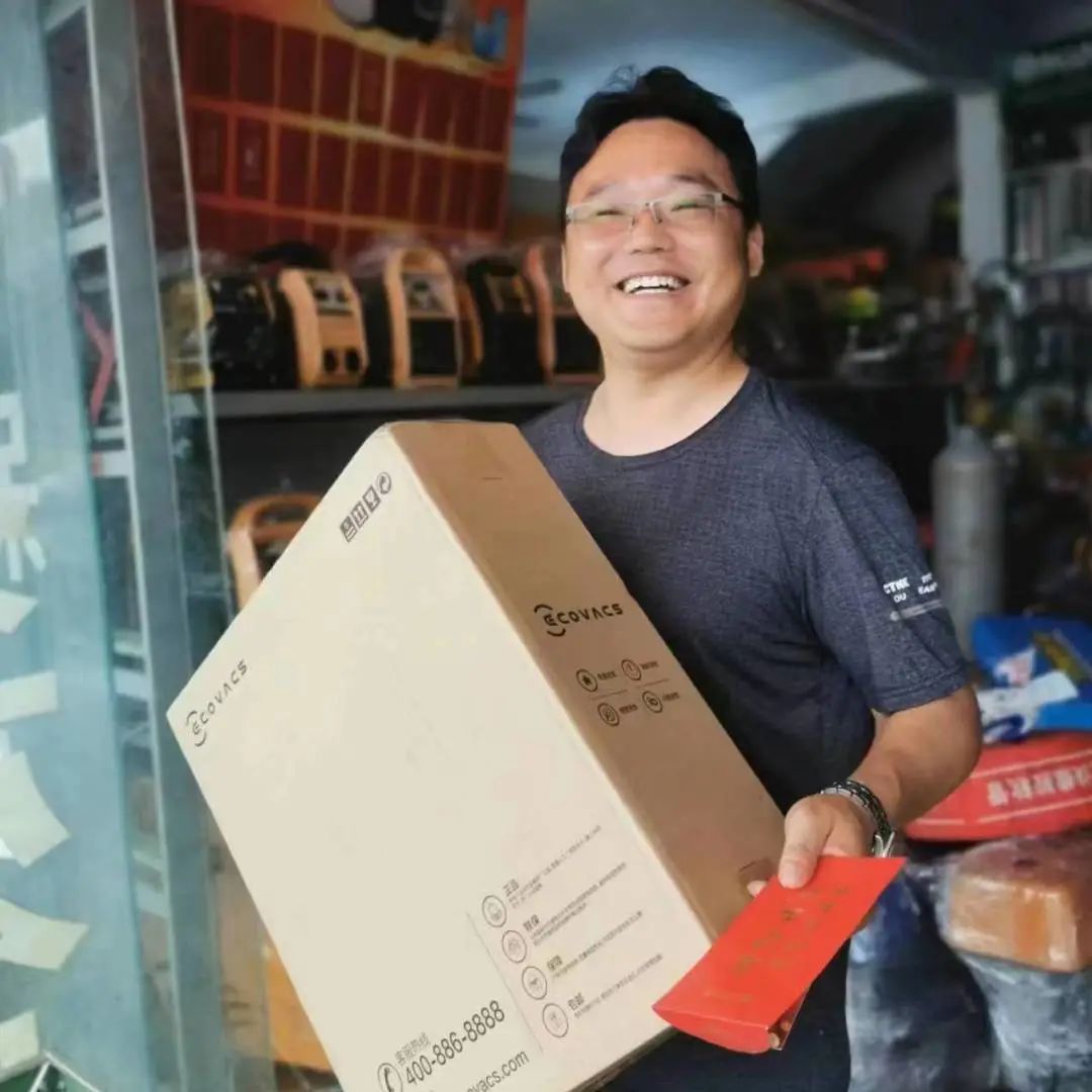 還是同一款款禮帽，只是顏色換成了紅色 