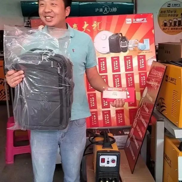 冬季來(lái)臨，大沿毛氈帽搭出明星味